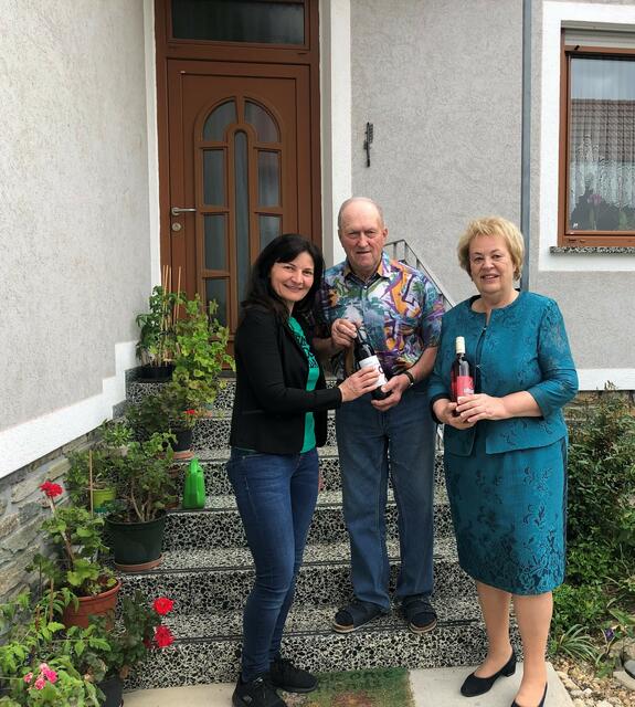 Der Moschendorfer Landwirt Peter Laky erhielt zu seinem 65. Geburtstag Gratulationsbesuch von SPÖ-Bezirksvorsitzender Verena Dunst (rechts) und Vizebürgermeisterin Cornelia Kedl-Oswald. | Foto: SPÖ