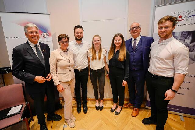Verleihung des 16. Julius Kugy-Preises an Borut Pahor. Am Bild (v.l:): LH Peter Kaiser, LR.in Beate Prettner, das „Quartett OisterniX“ und Lt.-Präsident Reinhart Rohr. | Foto: LPD Kärnten/Helge Bauer