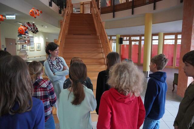 Eveline Bayrhamer führte die Volksschulkinder durch das Haus Sankt Martin in Eugendorf. | Foto: Emanuel Hasenauer