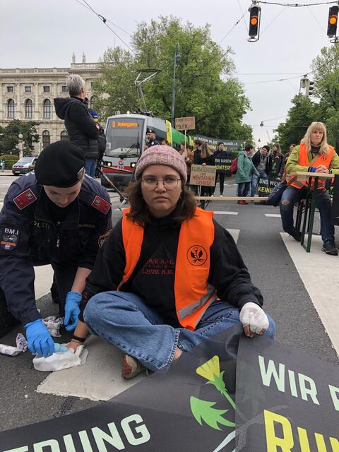 Die Klimakleber setzen sich für die Umwelt ein. | Foto: Letzte Generation Österreich