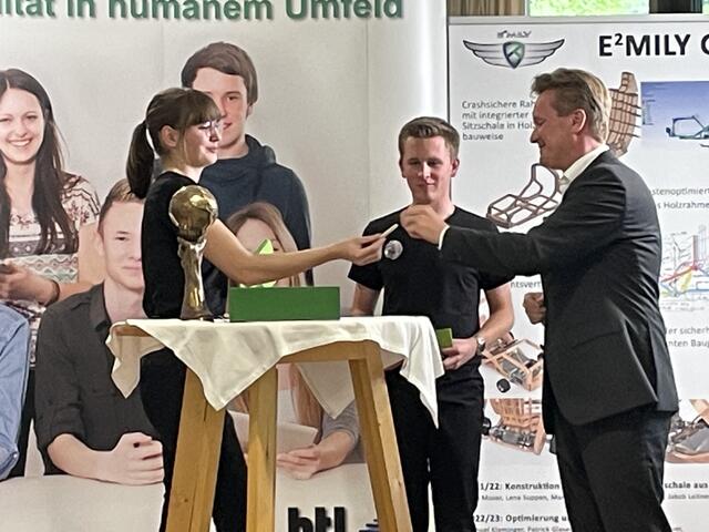 Alle Redner bekamen einen Holzanhänger überreicht. | Foto: Doris Schlager