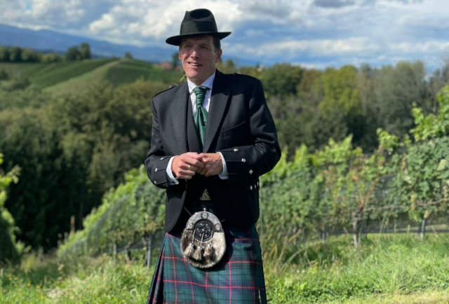 Mit Steirerhut und Kilt: Rosewitha Poscharniks Partner Robert ist ein großer Fan der Steiermark.  | Foto: Poscharnik