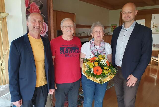 Das Gerersdorfer Ehepaar Karl und Melitta Lackner feierte seine Goldene Hochzeit. Bgm. Roman Jandrisevits (links) und Vbgm. Manuel Zach
gratulierten dem ehemaligen Amtmann und seiner Frau herzlich. | Foto: Gemeinde Gerersdorf-Sulz