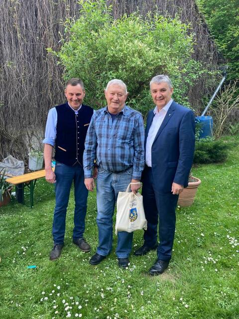 Wilhelm Luisser aus Winten wurde 80 Jahre alt. Zum Geburtstag gratulierten Bürgermeister Johann Weber (links) und der 2. Landtagspräsident Walter Temmel (rechts). | Foto: Gemeinde Eberau