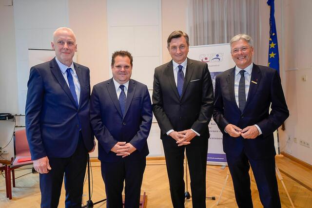 Verleihung des 16. Julius Kugy-Preises an Borut Pahor. Am Bild (v.l:): Bernhard Sadovnik (Obmann der Gemeinschaft der Kärntner Slowenen und Sloweninnen SKS), LT-Abg. Hannes Mak, Julius-Kugy-Preisträger Borut Pahor (ehem. Staatspräsident der Republik Slowenien) und LH Peter Kaiser. | Foto: LPD Kärnten/Helge Bauer