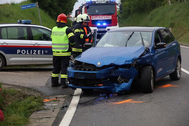 Aus bisher unbekannten Gründen kollidierten zwei Autos auf der B122 Voralpenstraße. | Foto: laumat.at/Matthias Lauber