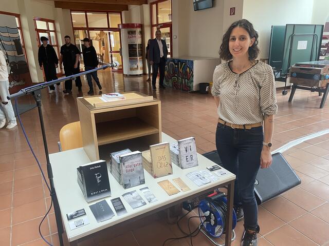 Die Mürztaler Jungautorin Julia Fürbaß brachte mit "Vier" ihr bereits viertes Werk auf den Markt.  | Foto: Hofbauer