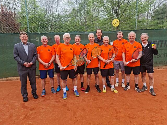 Die Leibnitzer Tennismannschaft präsentiert sich im neuen Outfit. | Foto: SV