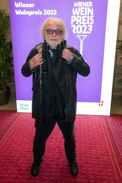 Zirkusdirektor Bernhard Paul ist wie er selbst sagt "Gourmet" und genießt hier und da ein Gläschen "Gemischter Satz" beim Essen.  | Foto: swm/Tischler