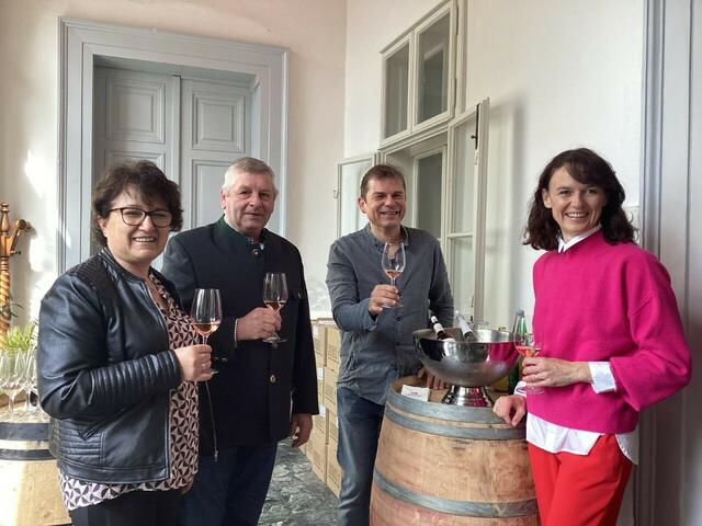 Bei Speis und Trank konnten die Bilder von Silvia Lehner bestaunt werden.  | Foto: Silvia Lehner