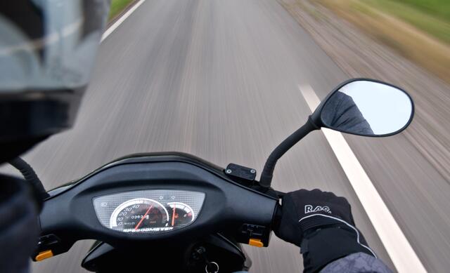 Der in den Verkehrsunfall verwickelte junge Mopedfahrer floh von der Unfallstelle.  | Foto: Michael Schütze/Fotolia
