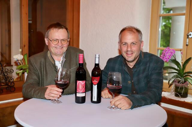 Die Winzer Wolfgang Kneissl und Franz Pichler mit ihren Finalisten für die Landesweinbewertung 2023. | Foto: Alfred Mayer
