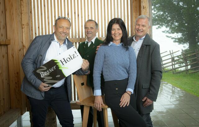 Ausgezeichnet (v. l.): Bernhard Neubauer, neuer Obmann „Besser mit Holz“, Emina Groß und Manfred Lemsitzer, Holzbau Lemsitzer, und Josef König, scheidender Obmann „Besser mit Holz“ | Foto: BmH/Sporer