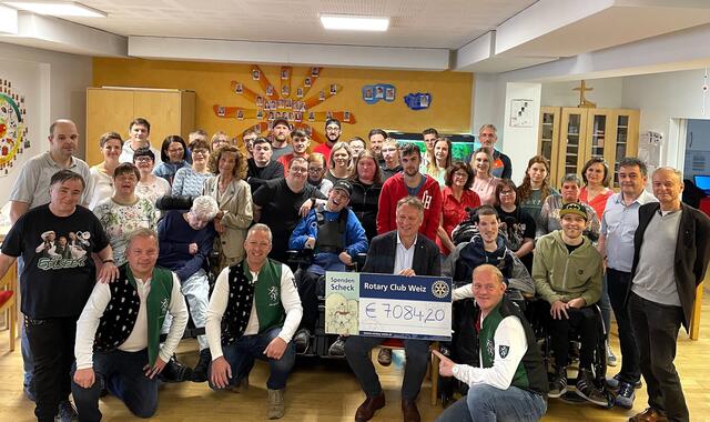 Groß war die Freude, bei den betreuten Mitarbeiter:innen, bei der gemeinsamen Spendenübergabe durch den Rotary-Club und die Edlseer.