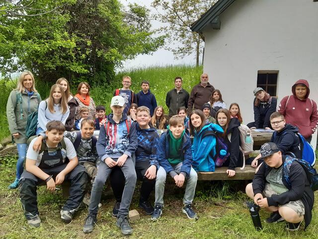 Klassenzimmer im Grünen: Die 2a der Mittelschule Wolkersdorf 1, mit Lehrerin Karin Helm und Förstern Christoph Unger und Ernst Mayer.