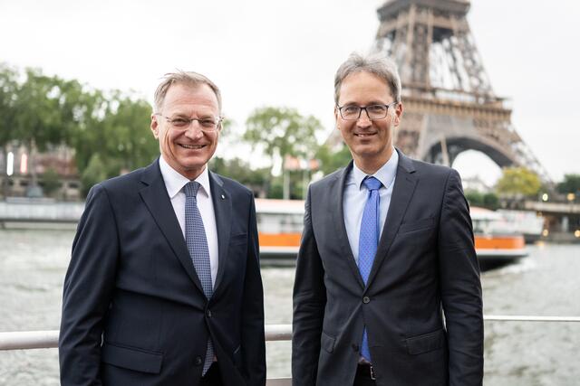 Internationaler Austausch: Landeshauptmann Thomas Stelzer mit dem Leiter der Österreichischen Botschaft in Paris, Wolfgang Wagner. | Foto: Land OÖ/Peter Mayr
