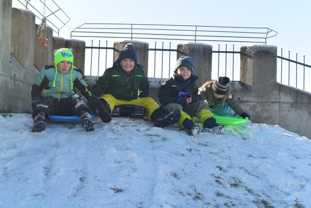 Im Winter ist der Rodelhügel im Garten Garant für Action. | Foto: Kindergarten Großklein