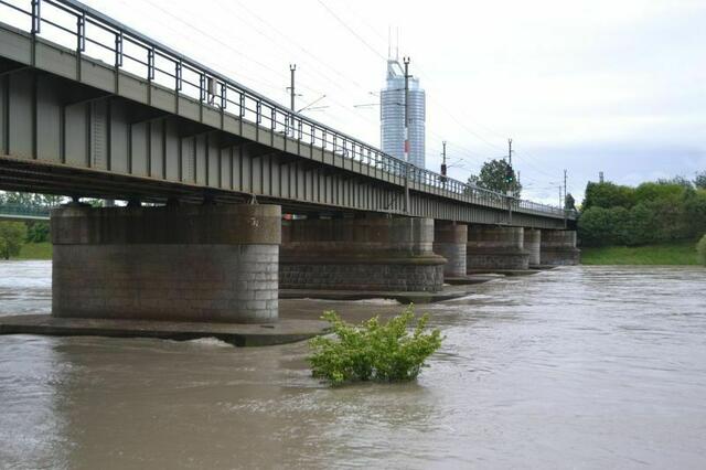 Wegen des hohen Wasserstands der Donau aufgrund des Starkregens der letzten Tage löste sich ein Schubverband und krachte gegen einen Pfeiler der Floridsdorfer Brücke. Das manövrierunfähige Schiff trieb dann rund einen Kilometer flussabwärts. (Symbolfoto) | Foto: Erich Weber