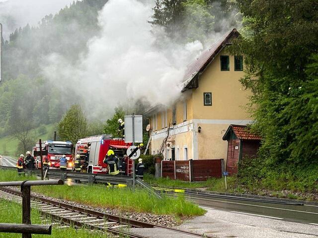 Die Feuerwehr im Einsatz beim Löschen des Brandes. | Foto: DOKU NÖ