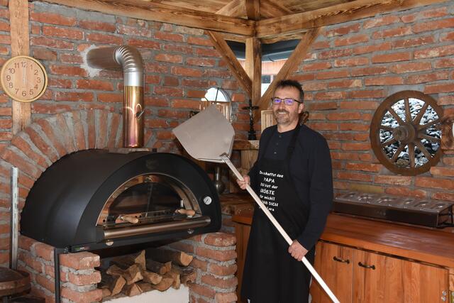 Rund 15.000 Euro und 250 Arbeitsstunden hat Joachim Kurteu in seine Outdoorküche investiert.  | Foto: MeinBezirk.at