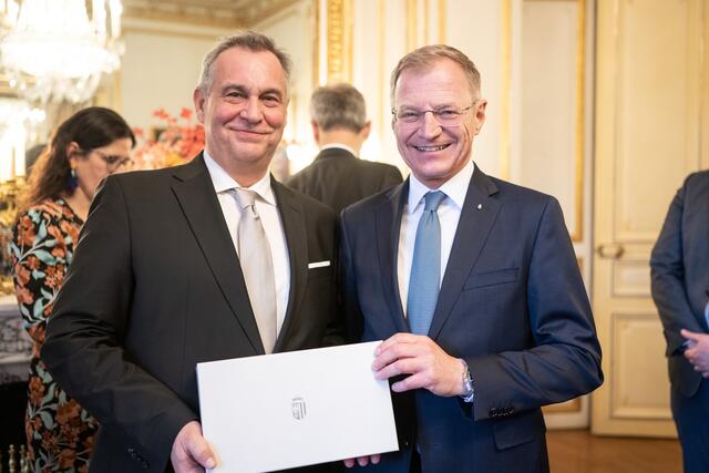 LH Stelzer mit dem Wirtschaftsdeligiertem Christian Miller beim Empfang in der Österreichischen Botschaft. | Foto: Land OÖ/Peter Mayr