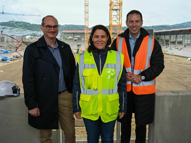 Immobilien Linz-Geschäftsführer Markus Eidenberger, Projektleiterin Nina Lang und BWL-Geschäftsführer Christian Peschek präsentierten die Baufortschritte im neuen Donauparkstadion. | Foto: Blau-Weiß Linz