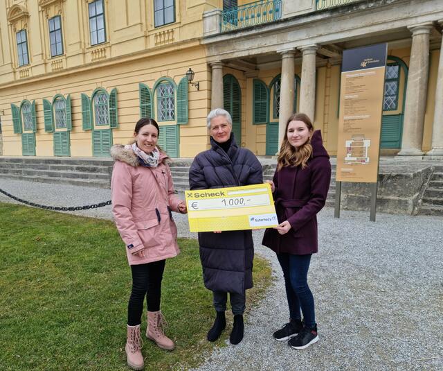 Doris Zoder-Spalek nahm den Spendenscheck für MOKI Burgenland entgegen.  | Foto: Esterhazy
