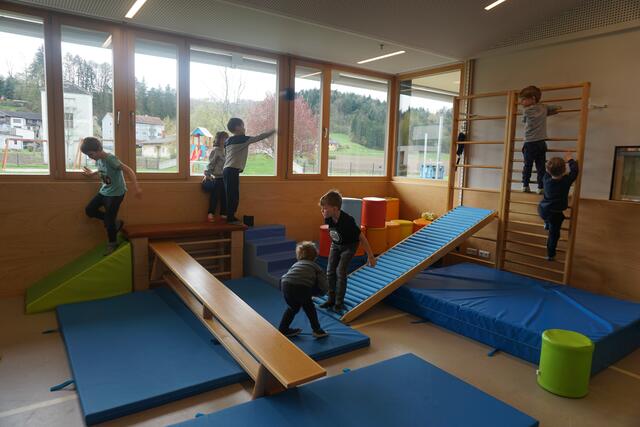 Der Turnraum lädt immer wieder mit abwechslungsreichen Parcours zum Bewegen ein. | Foto: Kindergarten Großklein