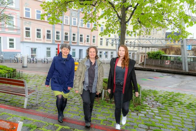 Währing Bezirksvorsteherin Silvia Nossek (l., Grüne) und Hernalser Bezirksvorsteher-Stellvertreterin Alice Seidl (r., SPÖ) mit der Wiener Fußverkehrsbeauftragten Petra Jens  | Foto: Mobilitätsagentur/Christian Fürthner 