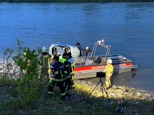 Am Dienstag am frühen Abend wurde in Kirchbichl eine männliche Leiche in einem Auto im Inn entdeckt. | Foto: ZOOM Tirol