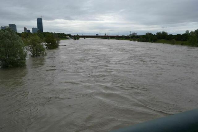 Das havarierte Schiffsteil trieb schließlich rund einen Kilometer bis zur Brigittenauer Brücke flussabwärts ab (Symbolfoto). | Foto: Erich Weber