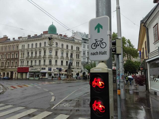 Auch bei roter Ampel einfach weiterradeln? Grünpfeile machen es möglich. In Margareten können Radfahrerinnen und Radfahrer mittlerweile an zehn Kreuzungen auch bei Rot geradeaus fahren oder rechts abbiegen.  | Foto: Patricia Kornfeld