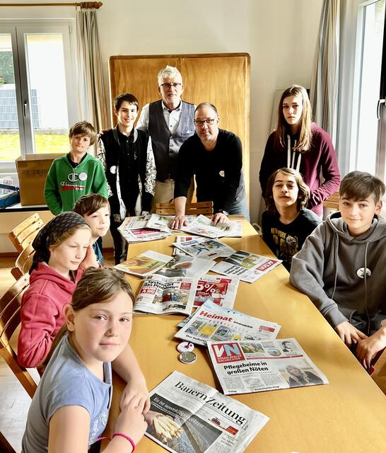 Vereinsgründer Jürgen Peter (hinten Mitte) und Präsident Christian Färber (rechts) mit Kindern und Jugendlichen des Jugendclubs der „Magic Lodge“. | Foto: The Magic Lodge