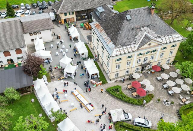 Rund um das Schloss präsentierten die Produzenten ihre Produkte. | Foto: Peter Maier