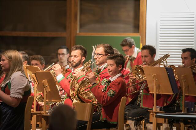Groß und Klein haben gemeinsam ihre Musik zum Besten gegeben. | Foto: Emanuel Unterguggenberger