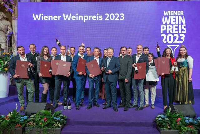 Alle zwölf Wiener Weinpreis 2023 Gewinnerinnen und Gewinner posierten zum Abschluss mit ihren Preisen.  | Foto: swm/Tischler