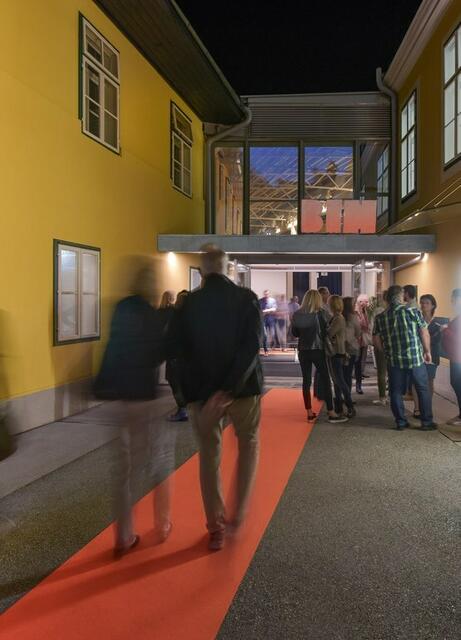 Die Bühne im Hof präsentierte das Herbstprogramm. | Foto: BIH