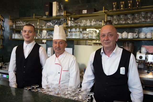 Küchen- und Restaurantchef Süleyman Toluay (Mitte) mit seinem Team.  | Foto: Michael Ellenbogen