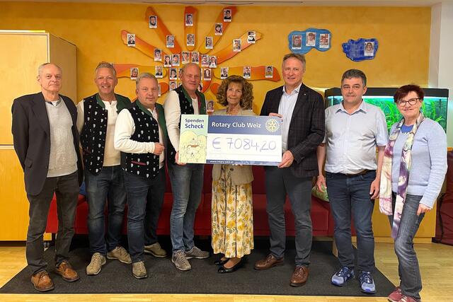 Die Edlseer und die Mitglieder von Rotary-Club, Günter Weingrill (li.), Irmgard Prassl(mi.), Siegi Willingshofer- Präsident des Rotary Clubs Weiz (3v.re), Gabriele Zierler (re.) sowie Franz SChwarz (2v.re.).