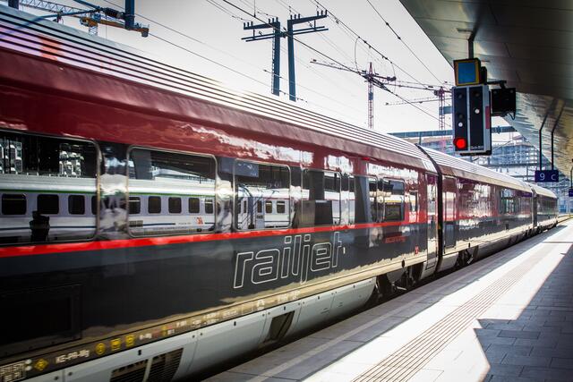 Nach dem die ÖBB den Vorfall zur Anzeige gebracht hat, wurden zwei Verdächtige ausgeforscht. Die beiden Wiener zeigten sich geständig und wurden nach dem Verbotsgesetz angezeigt. | Foto: ÖBB/Wegscheider
