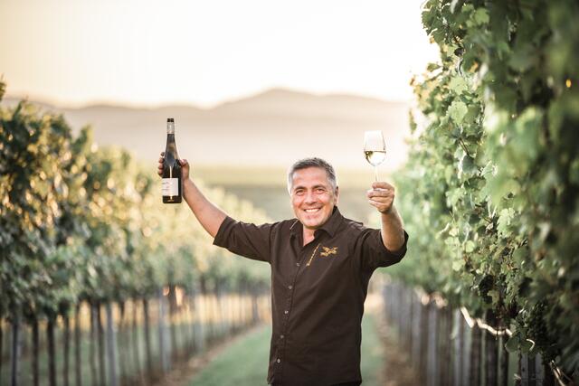 Der Theißer Winzer Alois Zimmermann ist stolz auf die vielen Auszeichnungen für seine Weine. | Foto: nimozimmerhackl