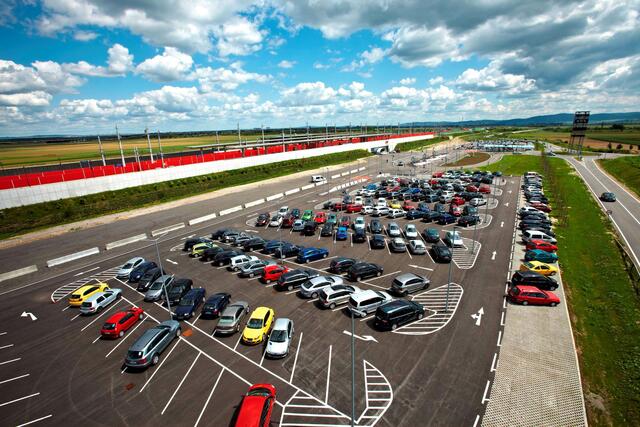 Das Auto ruhig einmal stehen lassen und stattdessen mit dem Zug reisen. | Foto: ÖBB