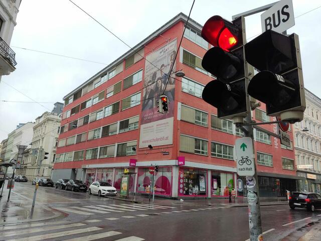 Ein Grünpfeil ermöglicht Radfahrenden von Margaretenstraße in Richtung Straußengasse die Weiterfahrt bei roter Ampel. | Foto: Patricia Kornfeld