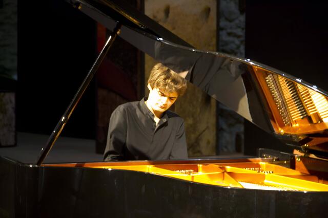 Jack August Dauner wohnt in Burgenland und studiert Klavier.