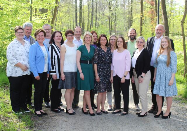 Birgit Gattringer, Josef Kirchner, Bürgermeisterin Helga Rosenmayer, Peter Kellner, Wieninger Susanne, Petra Bauer, Rudolf Haller, Palliativkoordinatorin Elisabeth Steffel, Eva-Maria Spiesmaier, Isabella Haringer, Andrea Prinz-Sanatani, Julia Dlask, Norbert Wißgott, Maria Winkler, Karl Binder, Celina Tauber. | Foto: LK Gmünd