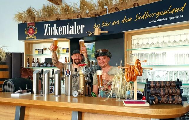 Inhaber Patrick Krammer (rechts) und Braumeister Markus Maurer sind stolz auf den neuerlichen "Falstaff"-Sieg. | Foto: Zickentaler