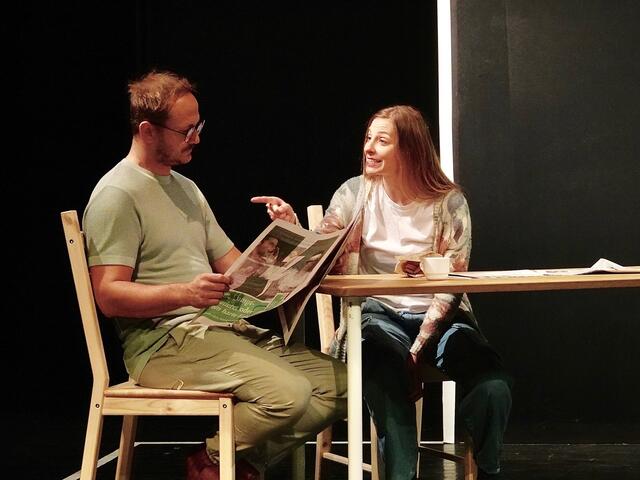 „Atmen"-Premiere im THEO. Ute Veronika Olschnegger und Christian Krall zeigen Stationen einer Jetztzeit-Lebensreise. Fotos: Ainerdinger