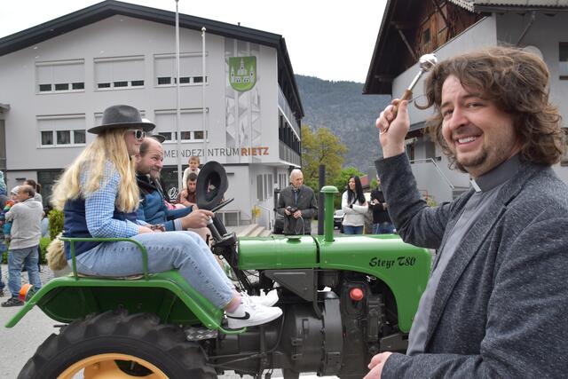 Diakon Mag. Danijel Jurić hatte viel zu tun: Etwa 100 Traktoren und andere Fahrzeuge wollten gesegnet werden.