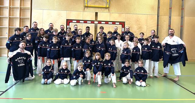 Kampfsportler mit neuen Trainingsjacken. | Foto: privat