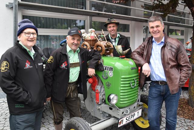 Vereinsmitglieder rund um Obmann Raimund Grill (2.v.l.) und Rietzer Bgm. Gerhard Krug freuten sich über das gelungene Fest.